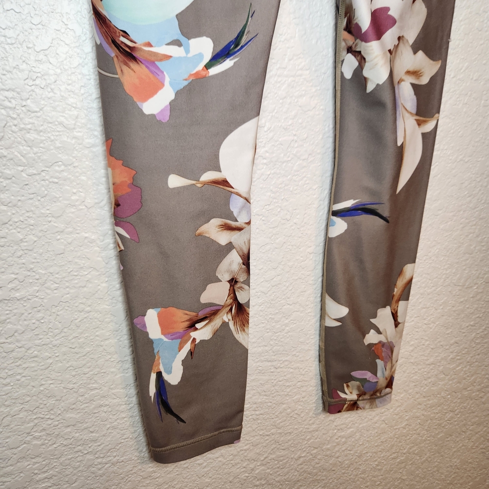 Athleta Elation Paradise 7/8 Leggings Womens S Gray White Floral High Rise Logo - Picture 12 of 15